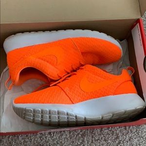 Roshe orange white size 7